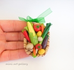 Basket with veggies necklace / polymer clay miniature vegetables / tomatoes, cucumbers, lemons, onions, garlic, mushrooms, chilly peppers, eggplants/aubergines, carrots jewellery